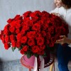 РОЗЫ В КОРОБКЕ "135 красных роз"